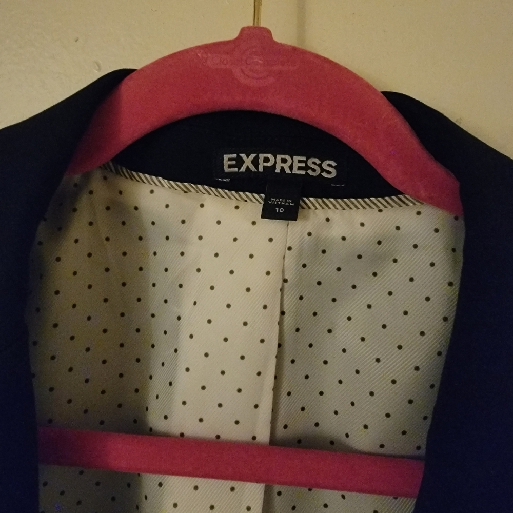 Express Suit - Picture 3 of 7